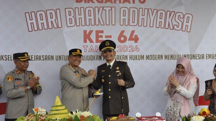 Surprise Kapolres Humbahas Pada Hari Bhakti Adhyaksa ke-64 di Kejari Negeri Humbahas