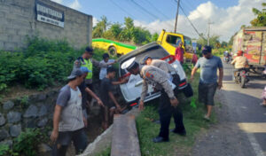 Sebuah Mobil Rombongan Keluarga Terperosok di Banyuwangi