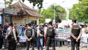 Kembali Gelar Unjuk Rasa & Audiensi, Nasabah BMT Harum Dapat Pengawalan Ketat Sesuai SOP Oleh Polres Rembang