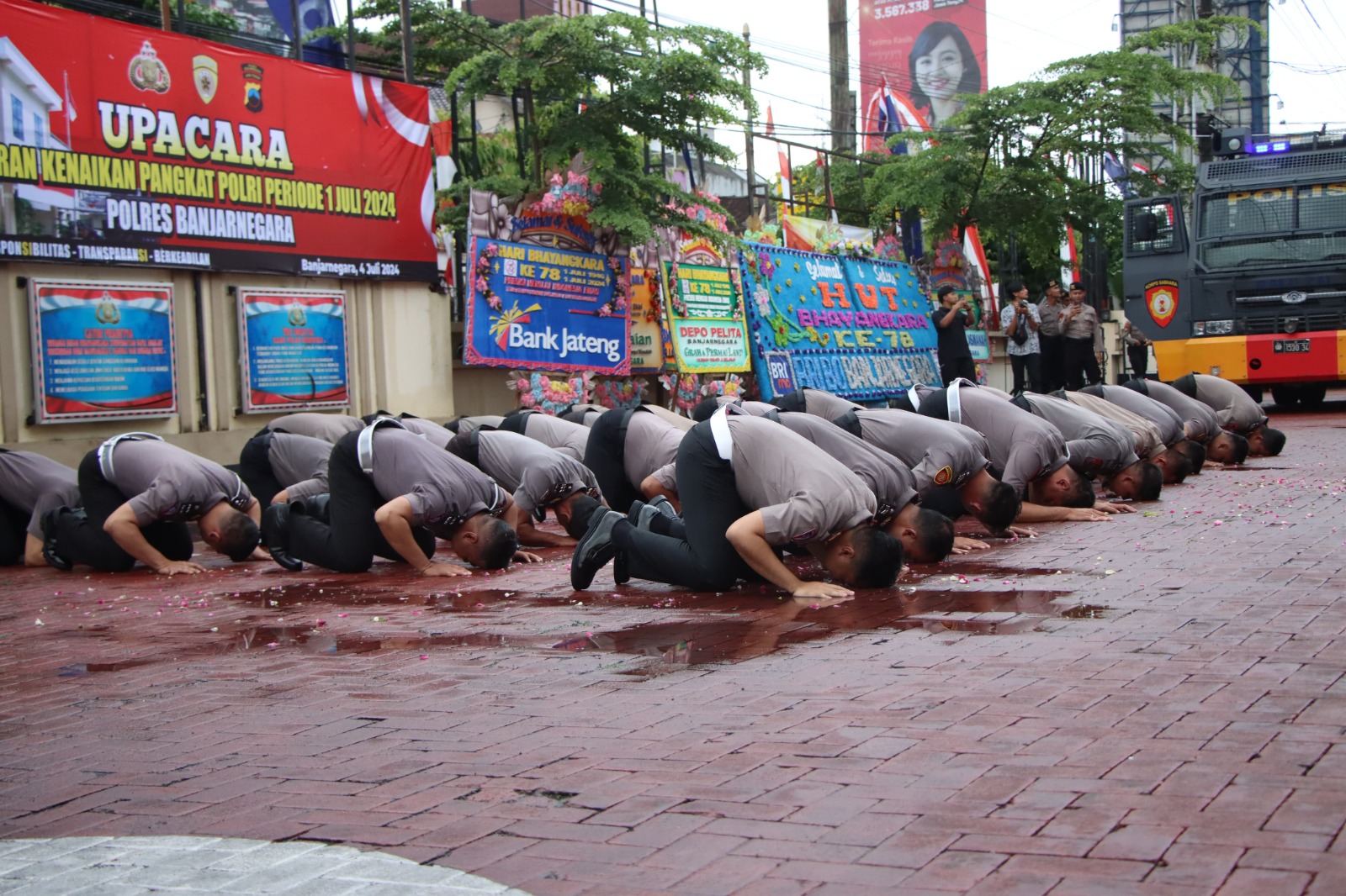 Kenaikan Pangkat Di Polres Banjarnegara: Sujud Syukur 33 Personel