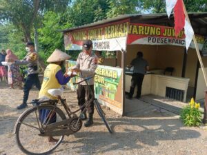 Kepedulian Nyata Polri Pada Masyarakat, Polsek Pancur Bagi-Bagi Makanan Gratis