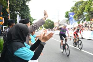 Peserta Etape ke-2 Tour De Banyuwangi Ijen 2024 Disambut Kapolresta dan Forkopimda di Garis Finish