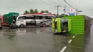 Kronologi Tabrakan Beruntun di Banyumas, Bus Tabrak 2 Truk Sekaligus di Depan SPBU