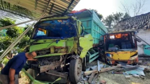 Truk Tronton Tabrak Bus Berpenumpang di Jalan Raya Purwodadi-Blora, Begini Kronologinya