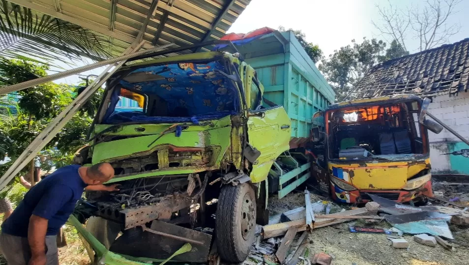 Kronologi Tronton Tabrak Bus Berpenumpang Di Jalan Raya Purwodadi Blora