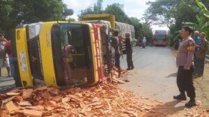 Kronologi Truk Terguling di Jalan Blora-Cepu, 1 Kernet Terluka