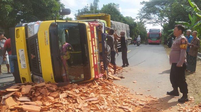 Kronologi Truk Terguling Di Jalan Blora Cepu, 1 Kernet Terluka