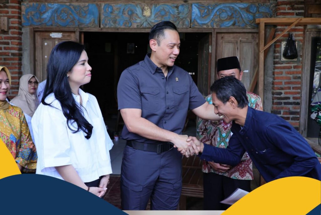 AHY Door to Door Sambangi Rumah Warga, Serahkan Sertifikat di Semarang