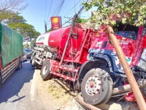 Laka Tunggal di Jalur Pantura Situbondo-Banyuwangi, Truk Tangki Pertamina Tabrak 4 Tiang Telpon dan Rumah