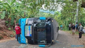 Sebuah Bus Pariwisata Terguling di Kemuning, 5 Anggota PKK Sidoharjo Sragen Luka-luka