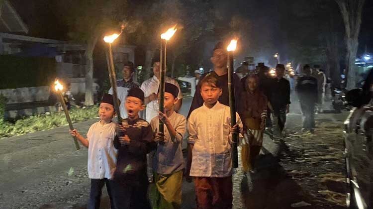 Malam Tahun Baru Islam Di Banyuwangi Dimeriahkan Dengan Tradisi Oncor Oncoran