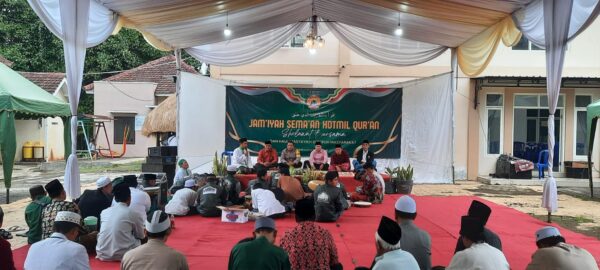 Merajut Kebersamaan Dalam Khotmil Qur’an Dan Sholawat Di Acara Bersih