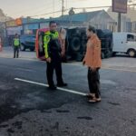 Mikro Bus Terguling Di Salam Magelang, Ditabrak Saat Putar Balik