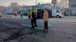 Mikro Bus Terguling di Salam Magelang, Ditabrak Saat Tiba-tiba Putar Balik