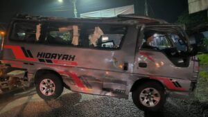 Gegara Rem Blong, Mobil Elf 15 Penumpang Terguling dan Tabrak Rumah di Purbalingga