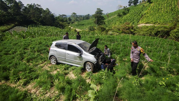 Mobil Terperosok Ke Ladang Di Boyolali Gegara Sopir Tak Kuasai