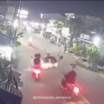 Naas! Emak Emak Penyeberang Jalan Tertabrak Motor Berlanjut Jadi Kecelakaan Beruntun