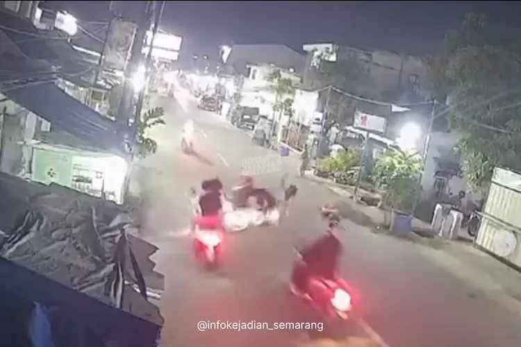 Emak-Emak Penyeberang Jalan Tertabrak Motor Berlanjut jadi Kecelakaan Beruntun