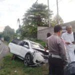 Ngantuk Di Jalan, Honda Brv Dari Surabaya Masuk Selokan Di