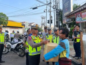 Operasi Patuh Candi: Polres Rembang Beri Hadiah untuk Pengendara Tertib