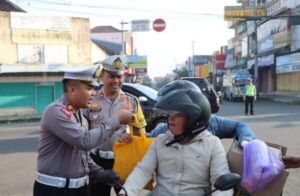 Penghargaan untuk Pengendara Tertib: Satlantas Polres Banjarnegara Beri Hadiah Spesial