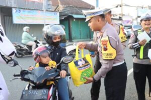 Ops Patuh Candi 2024: Polres Banjarnegara Lakukan Aksi Simpatik Kepada Masyarakat