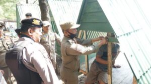 Tim Gabungan Tertibkan Gazebo Pantai Sigandu Batang Usai Viral Video Mesum Muda Mudi