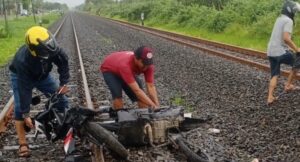 Seorang Pemotor Tewas Usai Tertabrak Kereta di Perlintasan Tanpa Palang Pedurungan Semarang