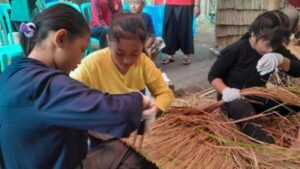 Pemuda Osing Banyuwangi Diajari Rancang Ilalang untuk Lestarikan Tradisi