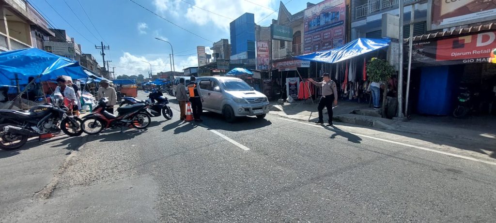 Pengaturan Lalu Lintas Di Pasar Lintongnihuta: Upaya Menjaga Ketertiban Dan