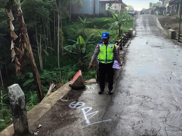 Pengendara Motor Bonceng 3 Tabrak Pembatas Jembatan Di Magelang, 2