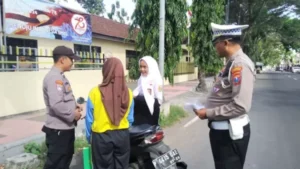 Berkendara Tanpa Helm, Siswa di Genteng Banyuwangi Dicegat Polisi: Dapat Teguran Keselamatan di Jalan