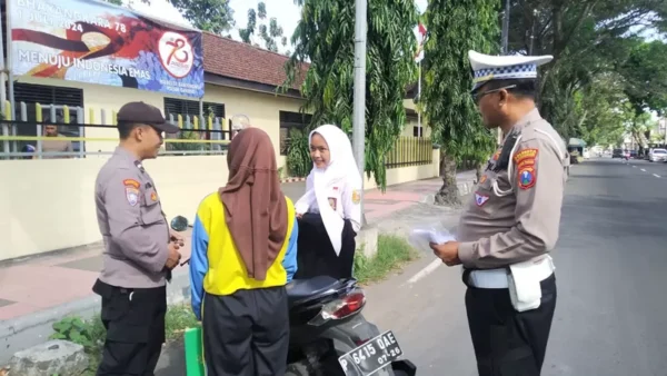 Pentingnya Keselamatan Jalan Raya: Siswa Di Banyuwangi Dapat Teguran Karena