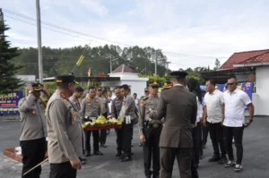 Kapolres Humbahas Membawa Tumpeng untuk Meriahkan Hari Bhakti Adhyaksa