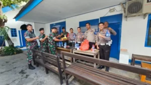 Personel Kogartap ‘Geruduk’ Pos PJR Jatim V Banyuwangi: Bawa Tumpeng Untuk Peringatan HUT Bhayangkara ke-78