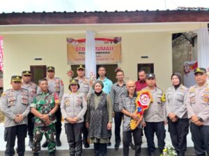 Serah Terima Bantuan Bedah Rumah oleh Kapolres Jembrana dalam Rangka Hari Bhayangkara Ke-78