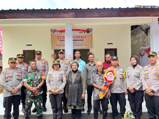 Peringatan Hari Bhayangkara Ke 78: Kapolres Jembrana Serahkan Bantuan Bedah Rumah