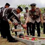 Peringati Hut Bhayangkara Ke 78, Kapolresta Banyuwangi Tabur Bunga Di Selat