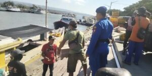 Personel Satpolairud Resta Banyuwangi Pemantauan Langsung Kepada Buruh Angkut Di Pelabuhan Marina Boom