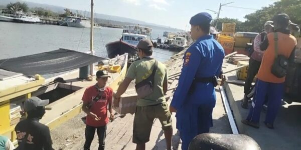 Personel Satpolairud Polresta Banyuwangi Awasi Buruh Angkut Di Pelabuhan Marina