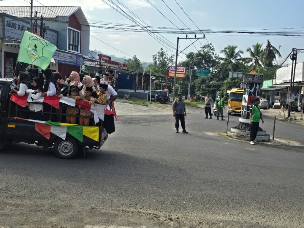 Pengamanan Pawai Ta’aruf 1 Muharam 1446 Hijiryah oleh Personil Polsek Banjarmangu Banjarnegara