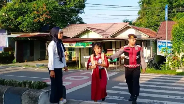 Personil Satsamapta Polres Lamandau Atur Lalu Lintas Dengan Cermat