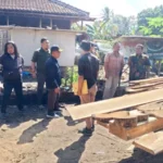 Petugas Gabungan Bongkar Pengolahan Kayu Jati Ilegal Di Banyuwangi