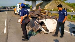 Pikap Angkut Kambing Ringsek Usai Kecelakaan di Tol Sragen