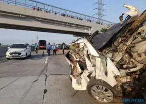 Pikap Pengangkut Kambing Tabrak Pembatas Jalan Tol Sragen, 1 Tewas