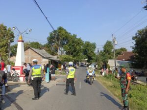 Polisi Amankan Kirab Budaya Dalam Rangka Sedekah Bumi di Desa Selopuro Kec Lasem Kab Rembang