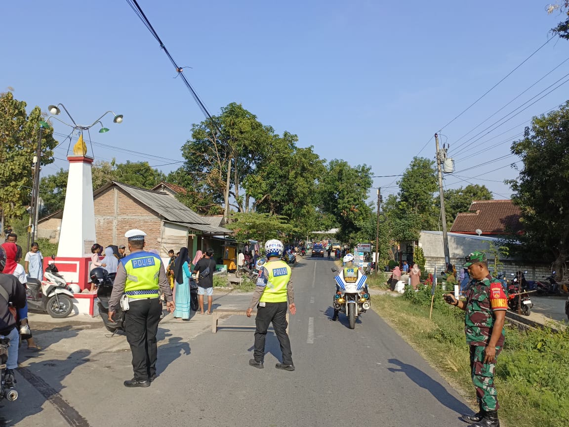 Polisi Amankan Kirab Budaya Dalam Rangka Sedekah Bumi Di Desa