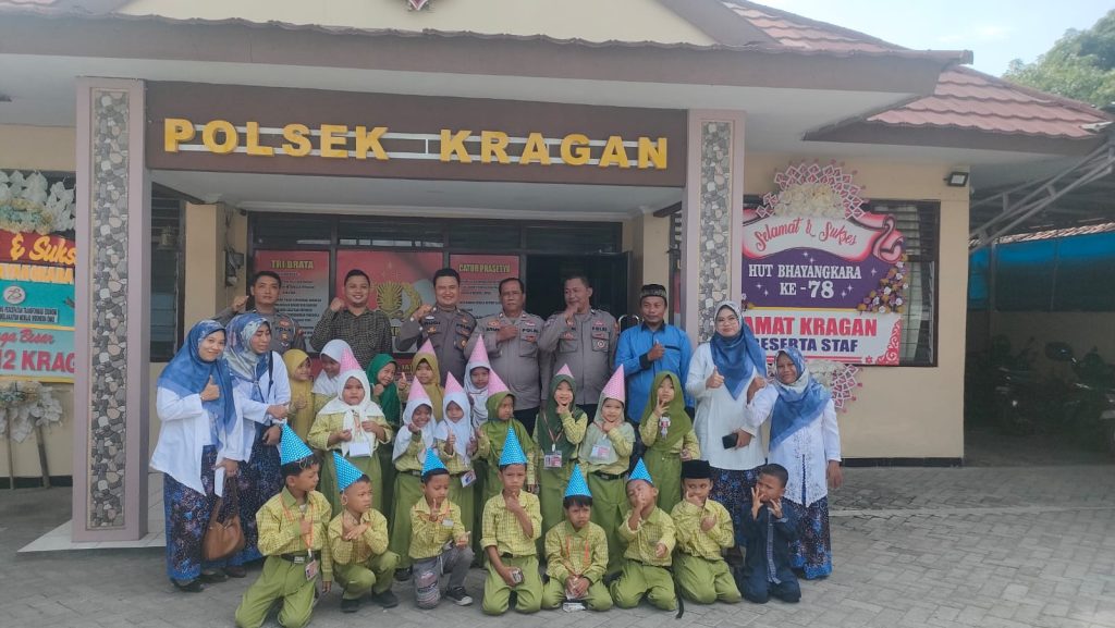 Polisi Sahabat Anak : Polsek Kragan Terima Kunjungan Murid Mi