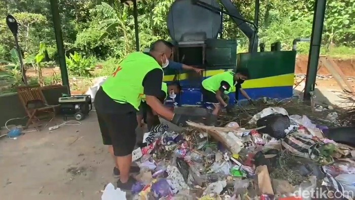 Polisi di pemalang merubah sampah jadi liquid smoke untuk pertanian ternak