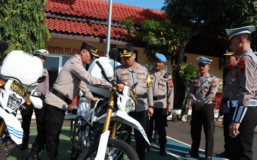 Polres Batang Edukasi Disiplin Berkendara Dalam Operasi Patuh Candi 2024